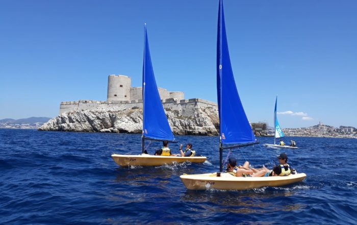 stage de voile à la pointe rouge